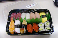 今年最後の会社ランチ。回る寿司屋さんの握り980円。