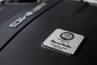 「One Man, One Engine.（ひとりのマイスターがひとつのエンジンを）」がAMGの主義。エンジンには、組み立てた熟練工の名が記されたプレートが貼られる。