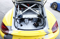 リアゲートを開けると、いかついロールケージが顔をのぞかせる。