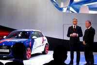 サッカー日本代表のアルベルト・ザッケローニ監督（写真右）とともに、独アウディAGのルパート・シュタートラー会長が登壇。