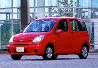 トヨタの小型車「ファンカーゴ」に乗るの画像