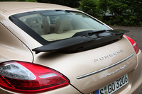 「S」「4S」は、格納式の2wayリアスポイラーが装着される。一方、この「ターボ」には、立ち上がった後に左右に広がる4wayリアスポイラーが採用された。
クリックすると、スポイラーが開いた様子がごらんいただけます。