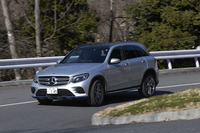 現在日本で乗れる「メルセデス・ベンツGLC」は4WD車のみ。基本の前後トルク配分は33：67となっている。