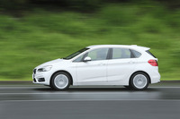 サスペンション形式はMINIと同様に、フロントがマクファーソンストラット、リアがマルチリンクとなる。