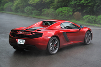 「マクラーレンMP4-12C」のオープンバージョン「スパイダー」。日本では、2012年10月にその姿が公開された。