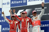 フェラーリと“アイスマン”キミ・ライコネン（中央）の復活。チームメイトのフェリッペ・マッサ（左）を従えてのスクーデリア今シーズン初の1-2フィニッシュとなった。ルイス・ハミルトン（右）は8戦全戦で表彰台という大記録を更新中。驚異の新人はポイントリーダーの座を守っている。（写真＝Ferrari）