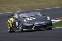 ラウジッツ・サーキットのレフトハンダーを行く「ケイマンGT4クラブスポーツMR」。