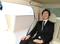 気分は党幹部？ 後席でくつろぐ筆者。