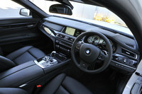 試乗車はスタンダードホイールベースの「Mスポーツパッケージ」仕様車。やや小径にデザインされた、シフトパドル付きの「マルチファンクションMスポーツレザーステアリングホイール」が装着される。