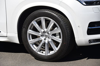 「XC90 T6 AWD インスクリプション」には、専用の20インチアルミホイールが装着される。テスト車には「コンチネンタル・コンチスポーツコンタクト5」が組み合わされていた。