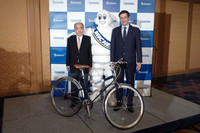 左から日直商会の日向八郎代表取締役、ミシュランマンを挟んで日本ミシュランタイヤのベルナール・デルマス代表取締役社長。