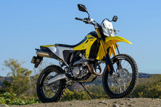 400ccクラスの新型デュアルパーパスモデル「スズキDR-Z4S」に試乗。この走りは、ただ者じゃない！