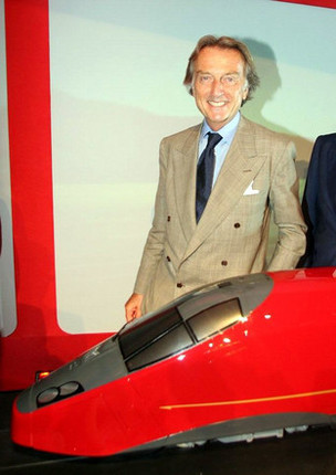 モンテゼーモロ会長と高速列車「イタロ号」のスケールモデル。
