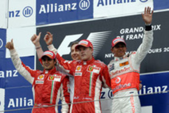 フェラーリと“アイスマン”キミ・ライコネン（中央）の復活。チームメイトのフェリッペ・マッサ（左）を従えてのスクーデリア今シーズン初の1-2フィニッシュとなった。ルイス・ハミルトン（右）は8戦全戦で表彰台という大記録を更新中。驚異の新人はポイントリーダーの座を守っている。（写真＝Ferrari）