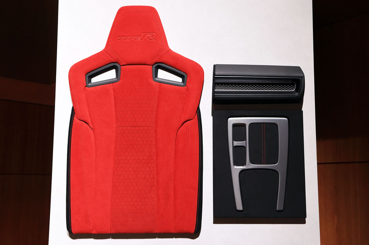 スポーツシートとセンターコンソールの展示パネル。