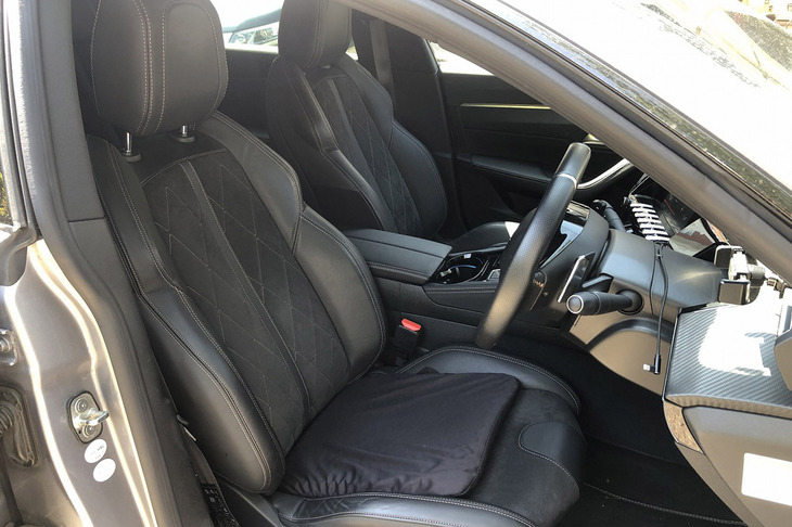 羽田空港に戻り、わが愛車ちょいワル特急こと「プジョー508」に乗り込んで思わず「なんていいシートなんだ」と感動。ゆったりとフィットする感覚は、ほかの乗り物では味わえないものだ。