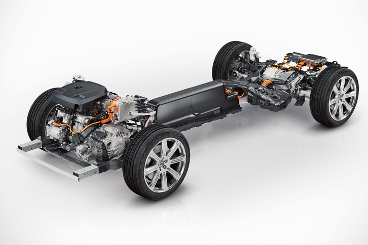 「T8 Twin Engine」のシャシー。ターボとスーパーチャージャーで過給されるエンジンに、電気モーターが組み合わされる。