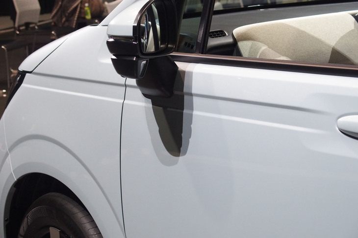 ホンダ・フリードe：HEVエアーEX（サイドパネル）