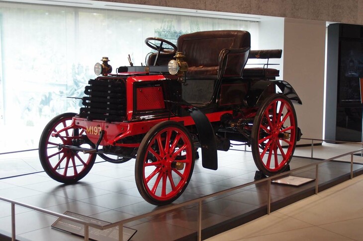ミュージアム内で最初に目に入るのが、フランス最古の自動車メーカーといわれるパナール・エ・ルヴァッソール（Panhard et Levassor）の「タイプB2」（1899年）。FRの駆動方式を採用した一台で、近代の自動車の祖とされる。