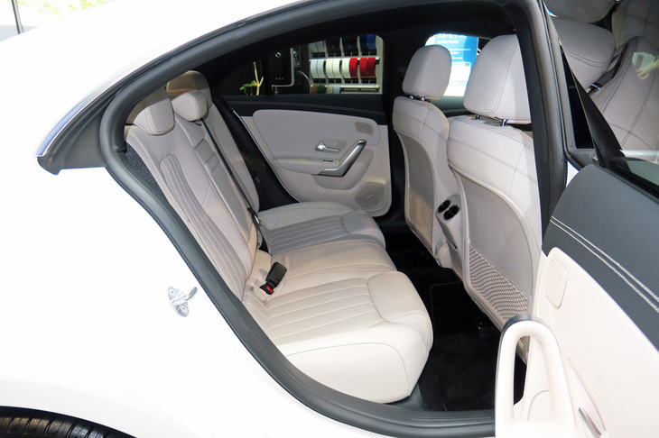 メルセデス・ベンツCLA200d（リアシート）