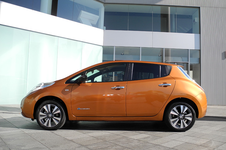 日産リーフG（バッテリー容量30kWh）
	ボディーサイズ：全長×全幅×全高＝4445mm×1770mm×1550mm／ホイールベース：2700mm／車重：1480kg／駆動方式：FF／モーター：交流同期モーター／最高出力：109ps/3008-10000rpm／最大トルク：25.9kgm/0-3008rpm／航続可能距離：280km／タイヤ:（前）215/50R17（後）215/50R17／価格：401万8680円