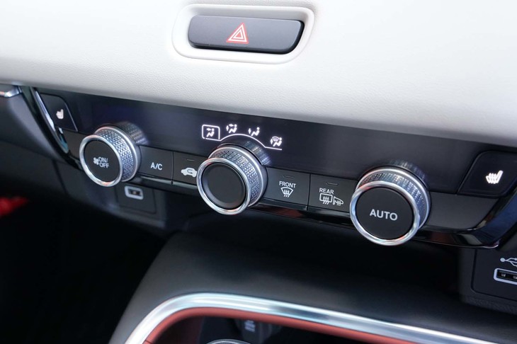 ホンダ・ヴェゼルe：HEV PLaY（エアコンの操作パネル）