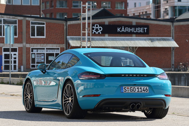 バリエーションはまずは2種。2リッターターボの「718ケイマン」と、2.5リッターターボの「718ケイマンS」（写真）が用意される。