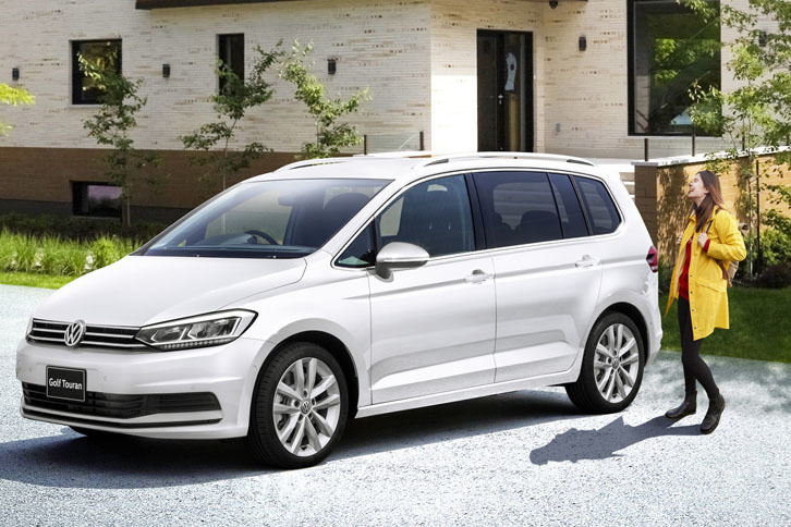 「フォルクスワーゲン・ゴルフトゥーランTSIコンフォートライン テックエディション」。ボディーカラーは「ピュアホワイト」。