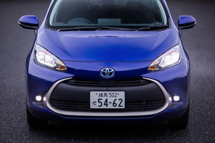 立体的なグリルが目を引く新型「アクア」のフロントフェイス。精悍（せいかん）さと親しみやすさを併せ持つとされる。