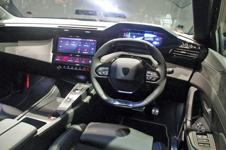 プジョー独自の「iコックピット」は、ディスプレイを大型化するなど進化を遂げている。「OK、プジョー」のボイスコマンドで起動するインフォテインメントシステム「iコネクトアドバンスト」も搭載される。