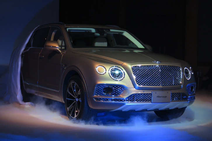 発表会においてアンベールされる「ベンテイガ」。