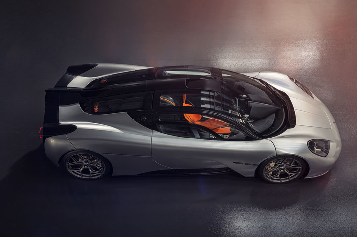 ゴードン・マレー・オートモーティブが2020年8月に世界初公開したスーパーカー「T.50」のトランスミッションは、オールドファンも思わずほほえむ古典的な6段MT。コスワース製4リッターV12自然吸気エンジンの最高出力は663PS/1万1500rpmで、超高回転域までMTで操れるマシンという希少性も注目された。