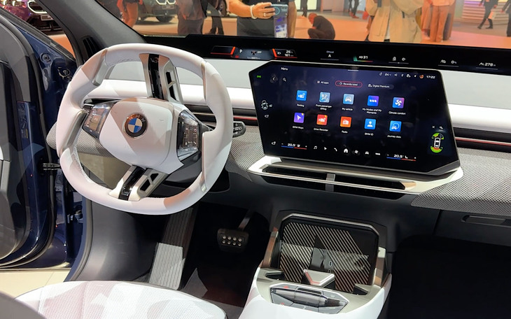 「BMW iX3」は「パノラミックビジョンディスプレイ」を採用。主要な運転情報はステアリング横に、その他の情報はウインドスクリーン下に表示される。