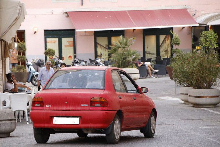 写真E。本土ではとっくに絶滅してしまったモデルも、大切に使われていることがある。これはその一例。「マツダ121（日本名：オートザム・レビュー）」が。