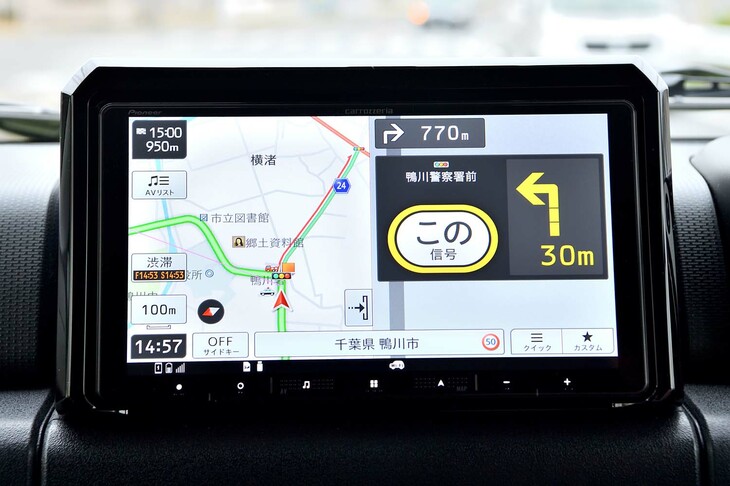 曲がるべき交差点までの残り信号数を知らせてくれる「信号機カウント交差点案内」機能も目玉のひとつ。最後は写真のように「この信号」と念押しすることで、通り過ぎを防止する。