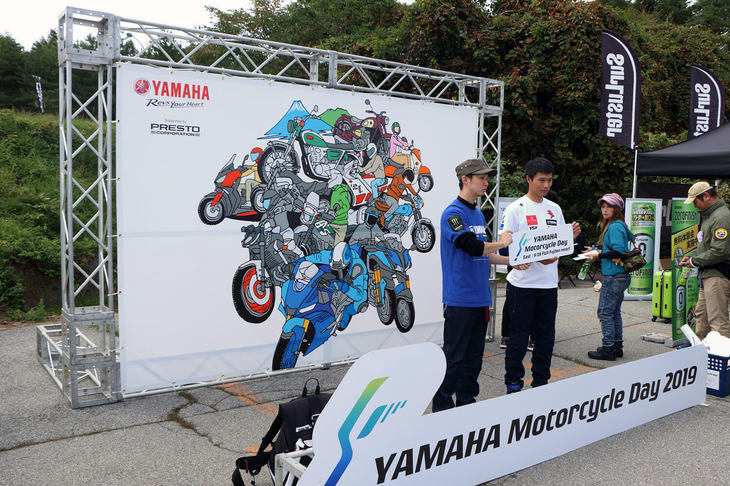 メイン会場の写真撮影スポットは、来場記念撮影をするファンの順番待ちができるほどの盛況ぶり。駐車スペースにも同様の撮影スポットが設けられており、こちらでは愛車と共に撮影することも可能なため、インスタスポット的な人気を集めていた。