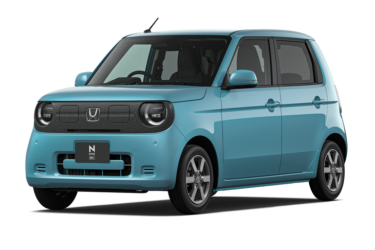 「ホンダN-ONE e：」はほかのどれよりもミニマルなデザインがセリングポイント。ホンダにはこれの最高出力を引き上げてブリスターフェンダーを装着した登録車の「スーパーONE」もラインナップされており、補助金額の違いからスーパーONEのほうが売れているという。