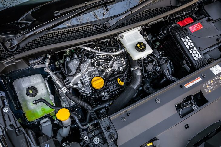 メルセデス・ベンツと共同開発された「H5H」型1.3リッター直4ガソリンターボエンジン。“鼻先”の軽さがもたらす軽快なハンドリングと、スムーズなエンジンフィールや静かさなどが自慢だ。（写真：花村英典）