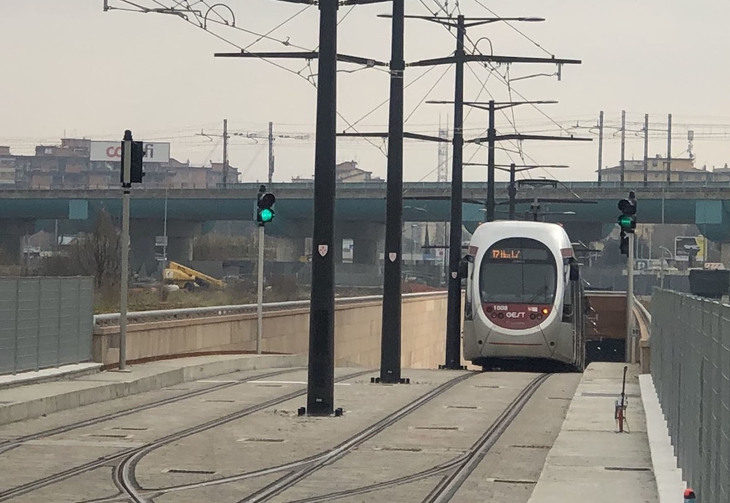 開業直前、満員時の登坂能力が問題になった。