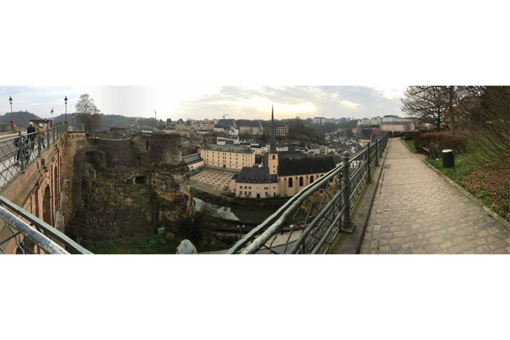 丘の上からルクセンブルクの旧市街を望む。旧市街は渓谷の上下にまたがり、丘の上と下では標高差が70mもある。（写真＝サッシャ）