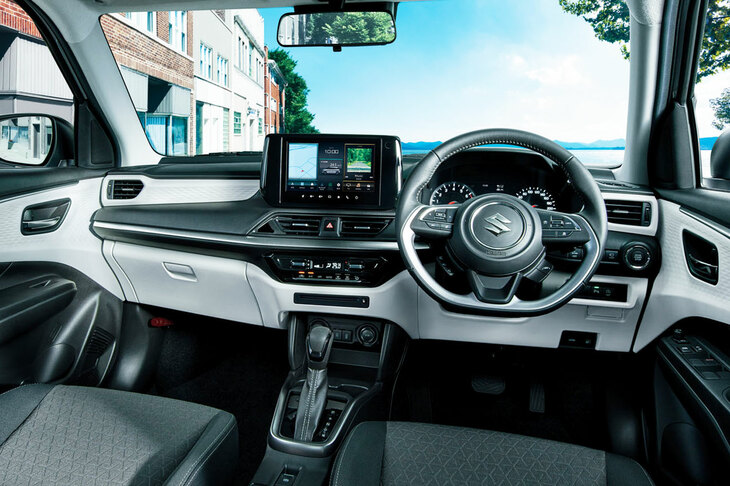 インテリアのイメージ画像。エクステリアと比べると、こちらはスポーティー感が強めだ。
	ほった「インパネからドアに続く白いオーナメントの一体感を、エアコンの吹き出し口が絶妙にジャマしてますよね」　
	渕野「ドアからインパネ側へもっとスムーズにつなぎたいところだと思いますが、あの辺は内側に機械や構造が入るので、引っ込ませるのが難しかったんだと思います」