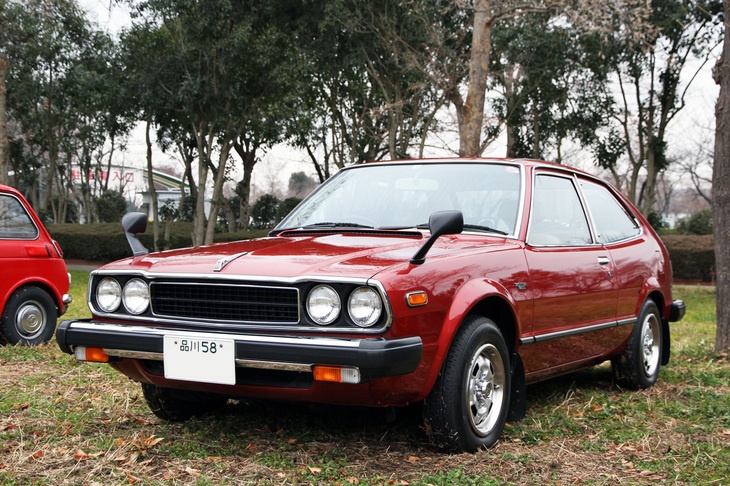 初代「アコード」（ハッチバック）の中期型。「品川58」から始まる新車時からのナンバーを付けた1980年式というこの個体はワンオーナー車で、塗装もオリジナルのままというから驚く。