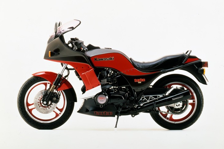 1984年に現れた「カワサキ750ターボ」は、ストレートに「世界最強のターボモデル」を目指した一台。当時のフラッグシップ「GPz1100」に迫るパフォーマンスを発揮した。