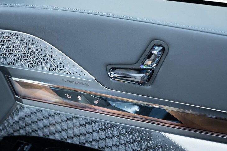 シート調整スイッチもクリスタル製。ポジションメモリーやドアのロック／アンロックのスイッチはクリスタルバーに内蔵されている。