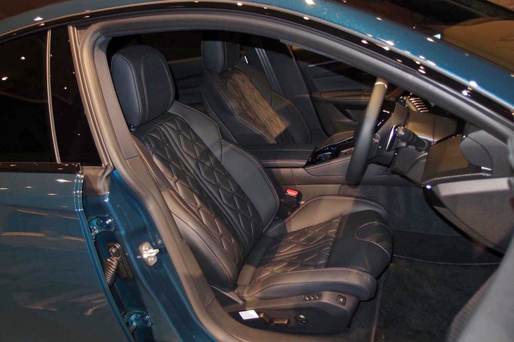 ガソリンエンジンを搭載するスポーティーグレード「508 GTライン」のフロントシート。