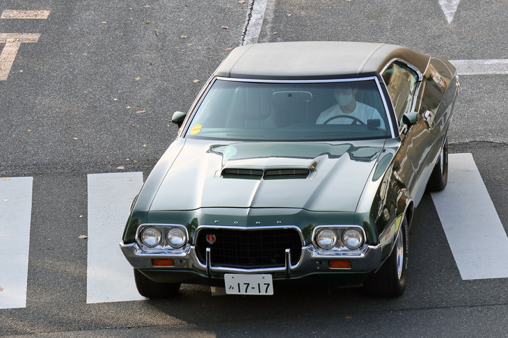 東京プリンスホテルの敷地を出た直後の1972年「フォード・グラン トリノ」。クリント・イーストウッドが監督、プロデューサーおよび主演を務めた映画『グラン・トリノ』で広く知られるようになった、フォードのインターミディエート（中間サイズ）のモデル。中間サイズとはいえ全長5.2m前後、全幅2m以上。