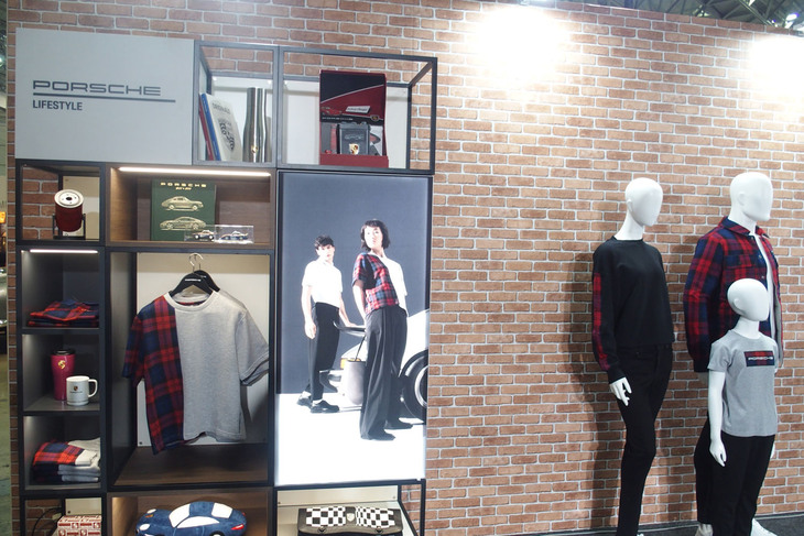 「ターボNo.1コレクション」が展示されたポルシェブースの様子。