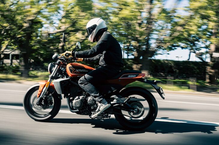 リポーターの左足に注目。「X350」のライディングポジションは足を置く位置がかなり“後ろ寄り”で、バーハンドルとの組み合わせにやや違和感があった。