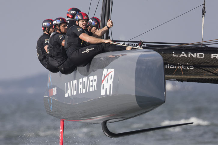 船底にはL字型に曲がっているダガーボードが取り付けられている。