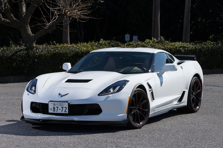 現行型の「シボレー・コルベット グランスポーツ」は、日本でのベースグレードとなる「Z51」と、最上級グレード「Z06」の間を埋める高性能モデルとして、2016年11月に登場した。